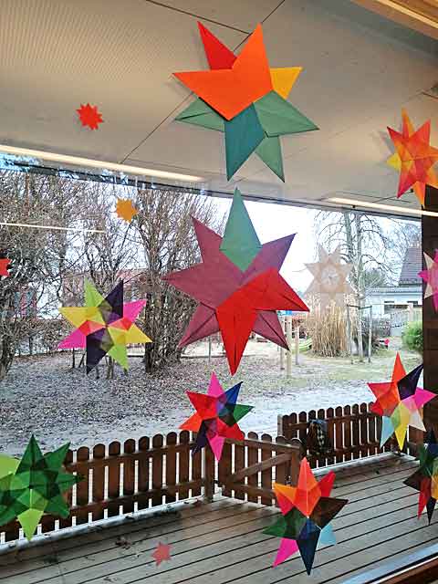 Bunte Papiersterne als Fensterdeko