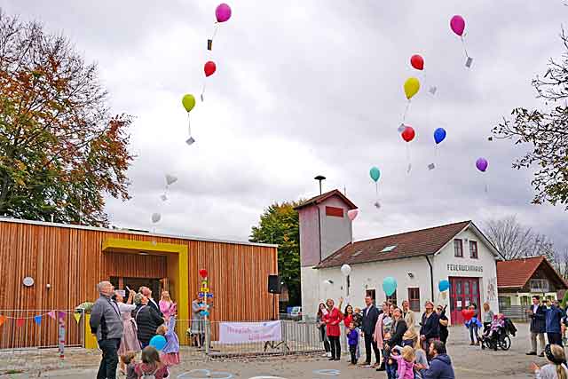 Luftballons mit befestigten Postkarten fliegen in den Himmel