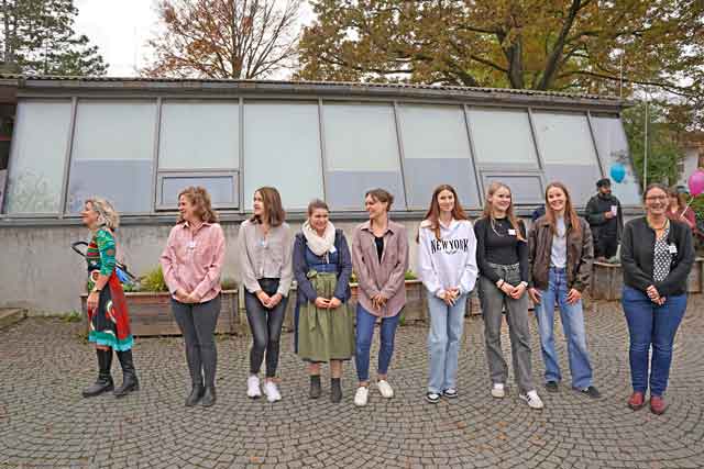Ein Teil des Kinderhausteams hat sich vor dem Kinderhaus für ein Foto aufgestellt