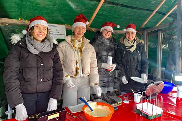 Riederauer Adventsmarkt 2024 - Waffelverkauf des Teams Kinderhaus Riederau