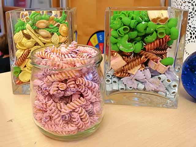 Bunte Pasta in verschiedenen Gläsern