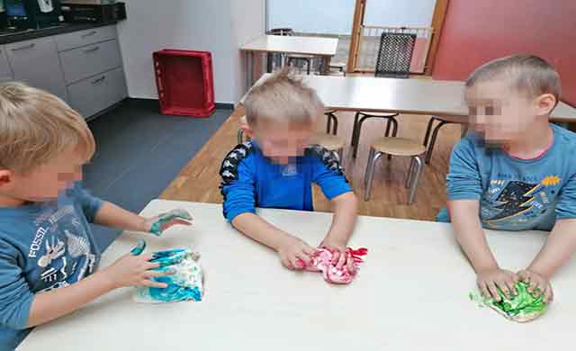 Kinder stellen selber Knete her