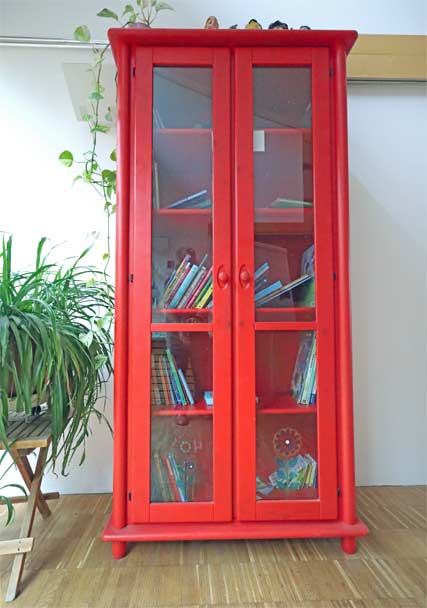 Roter Bücherschrank im Eingangsbereich des Kinderhauses zum Tauschen