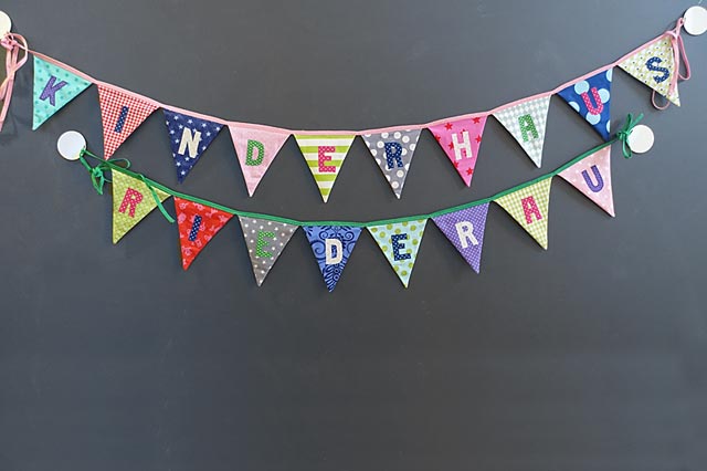 Wimpelkette mit der Aufschrift Kinderhaus Riederau